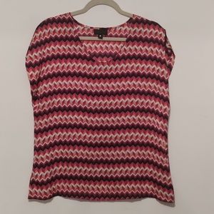 Multi colored patterned top👕